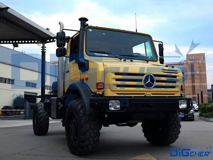 德高潔公鐵兩用軌道清潔車選用的奔馳烏尼莫克卡車底盤(pán)