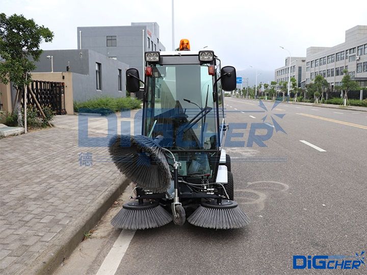 駕駛式掃地機準備作業(yè)